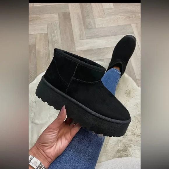 FABULOUS LIGHT SLIP ON LOW ANKLE BOOTS IN BLACK FAUX FUR - Picture 3 of 5